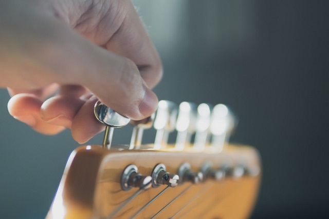 نحوه کوک کردن گیتار، چگونه گیتار خود را کوک کنیم؟(با معرفی برنامه و لینک دانلود)