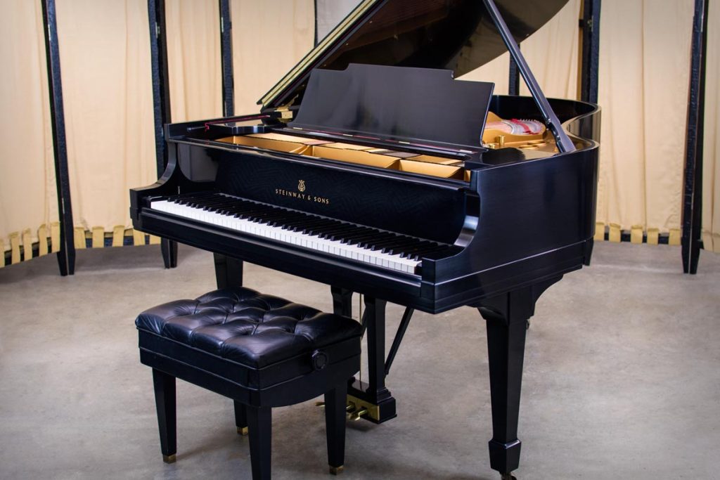 پیانو گرند متوسط (medium grand piano)