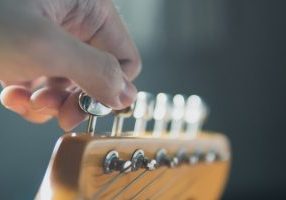 نحوه کوک کردن گیتار، چگونه گیتار خود را کوک کنیم؟(با معرفی برنامه و لینک دانلود)